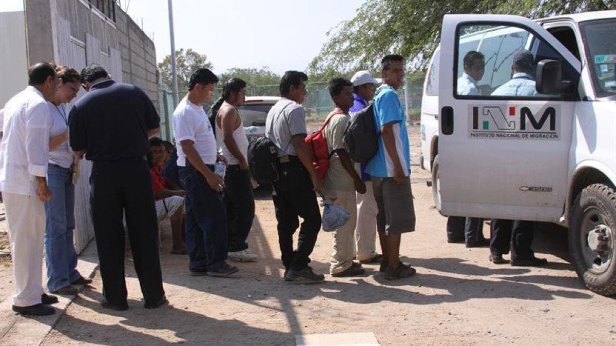 37 migrantes son rescatados por la policía de Veracruz y detienen a 5 'polleros'
