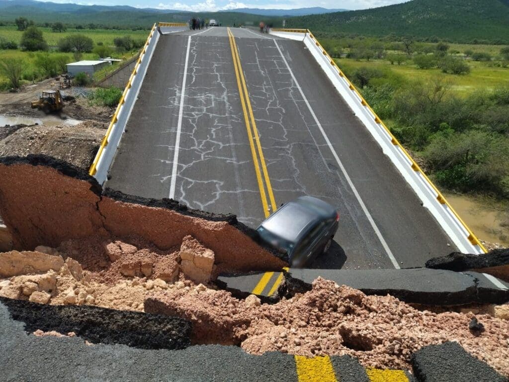 Se desploma puente de Carretera 101 en San Luis Potosí; hay un muerto