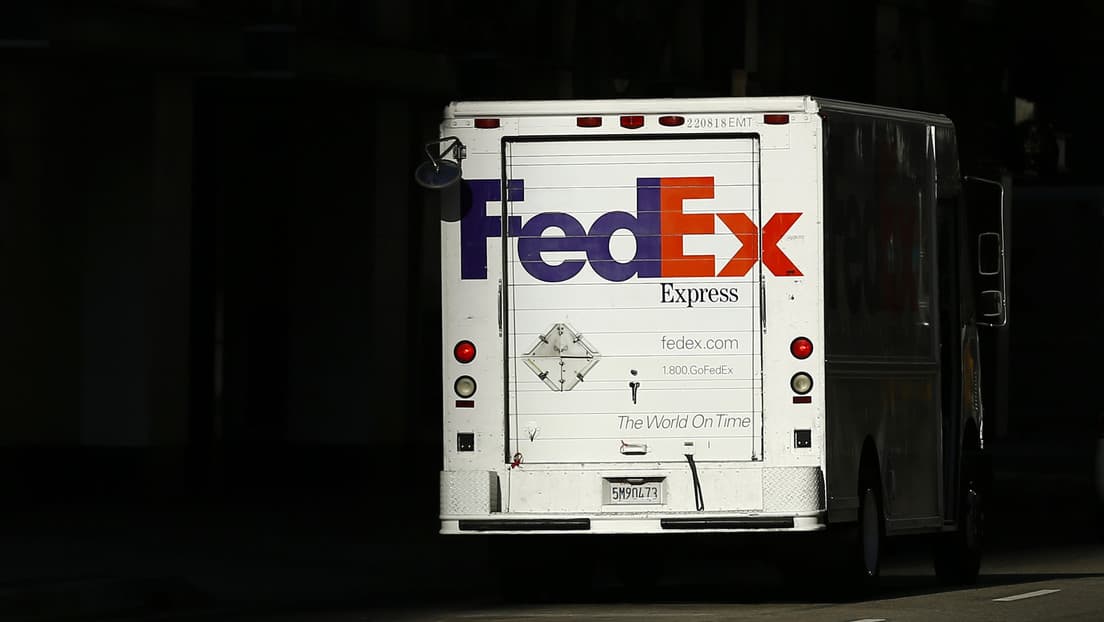 Paquetes no entregados de FedEx terminan tirados en un barranco