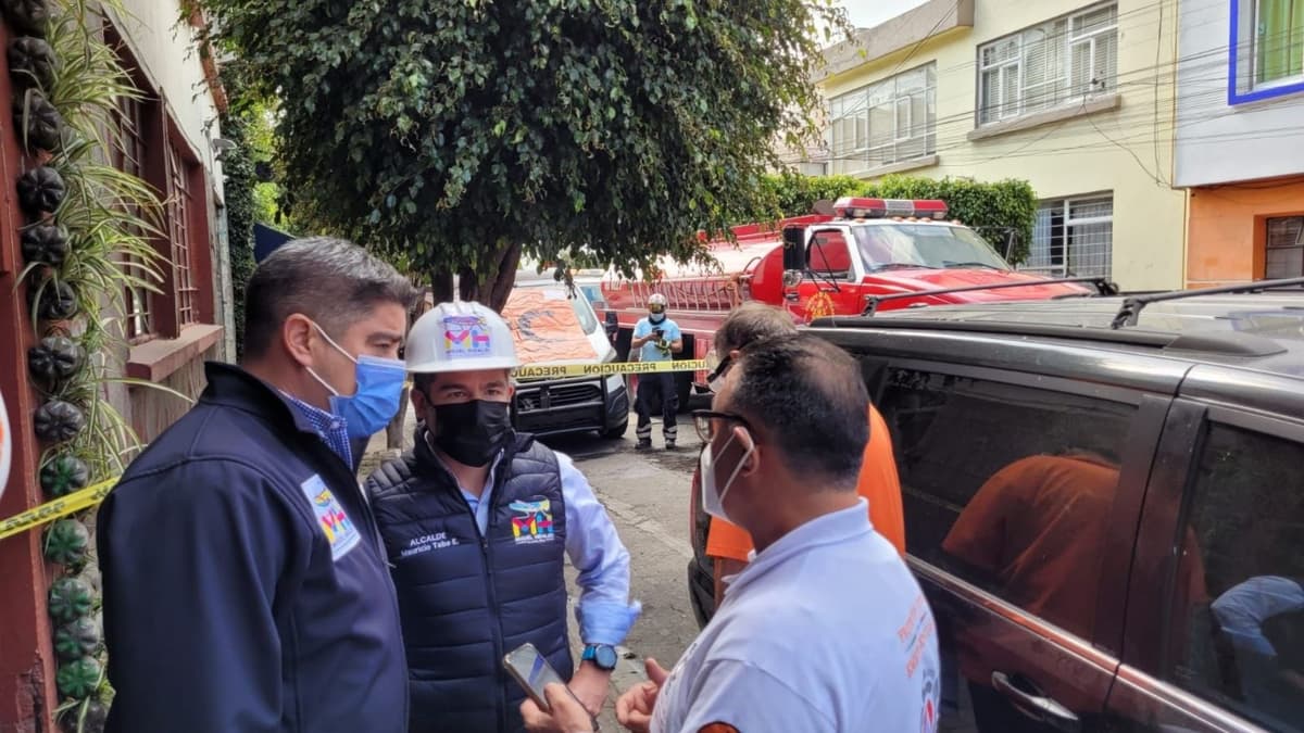 Explosión por acumulación de gases deja 4 autos dañados en la CDMX