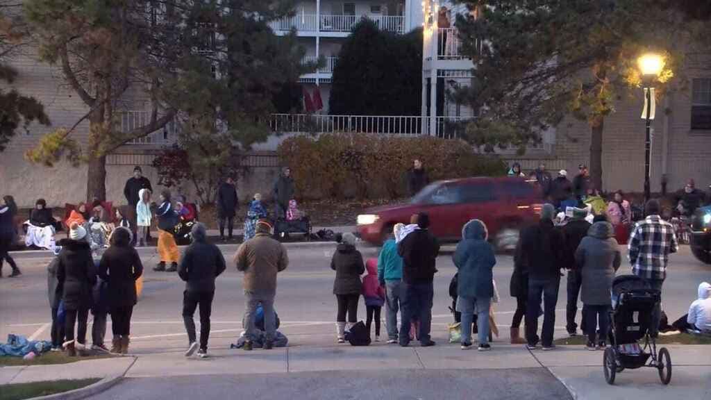 Atropello en desfile de Navidad en EEUU: Van 5 fallecidos y 40 heridos
