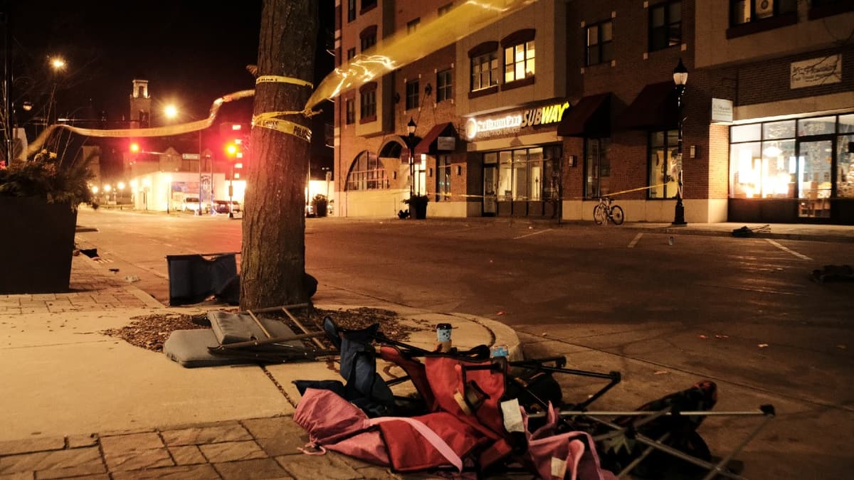 Confirma policía varios fallecidos y más de 20 heridos luego de ser arrollados en desfile navideño de EEUU