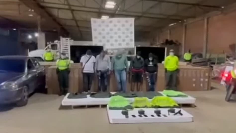 Instala policía un puesto de control falso para robarse 138 televisores, lo atrapan