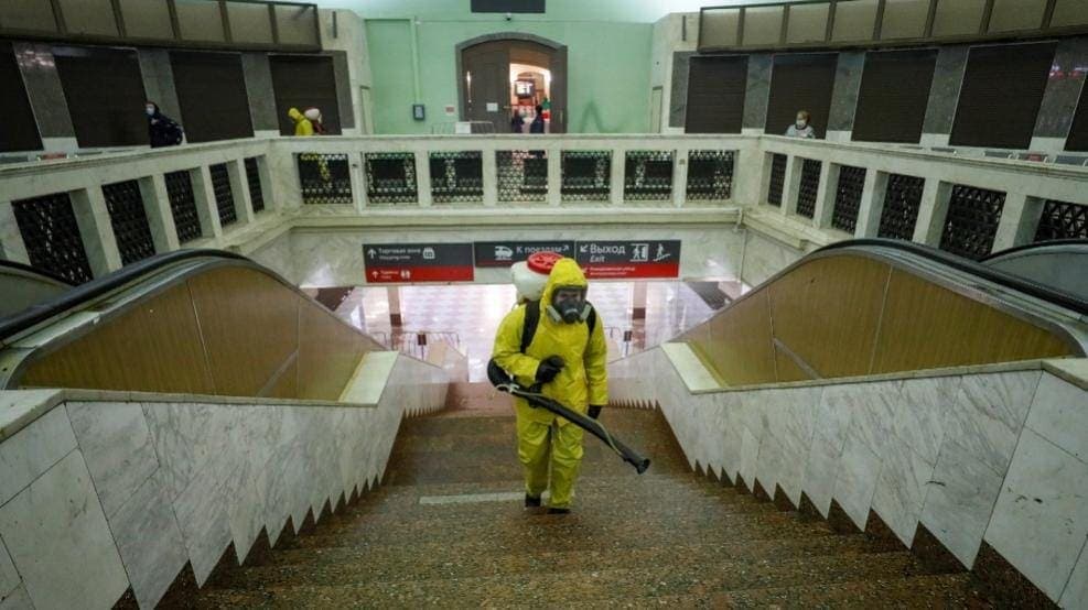 Nueva ola de COVID-19 en Europa es un tsunami; culpan a no vacunados y se debate dosis obligatoria