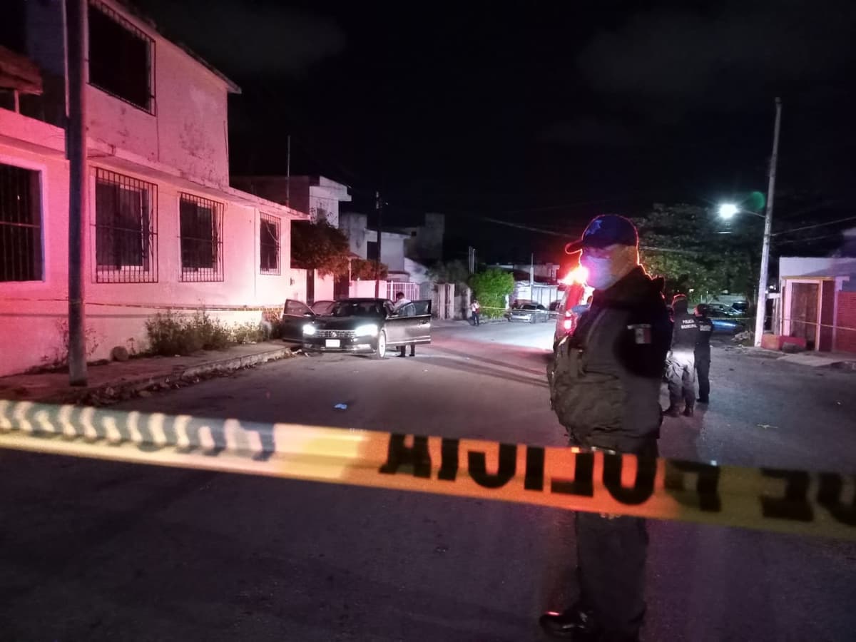 Persiguen a sujetos en vehículo en Cancún y los balean; dejan un muerto y cinco heridos