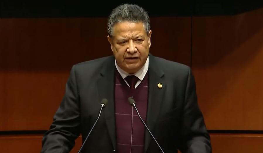 'Me dieron un aventón': Senador de Morena viaja en avión privado para ir a evento