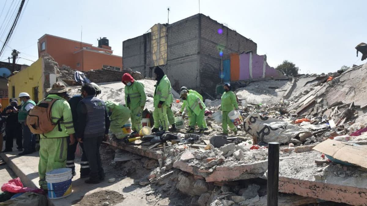 Remueven escombros tras la explosión en la Pensil