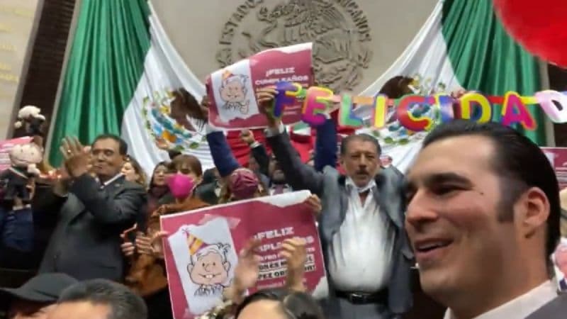 Exigen destitución del director del Canal del Congreso por transmitir mañanitas a AMLO
