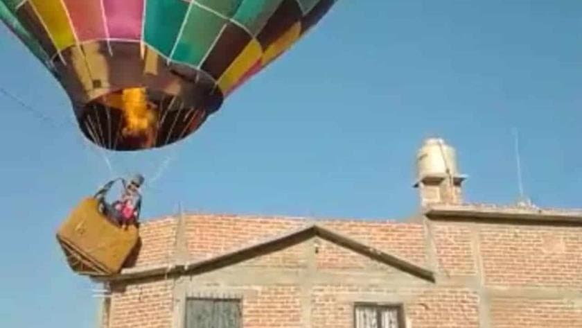 ¡Chin... chiiinn! Un globo se estrella contra casa y tira tinaco