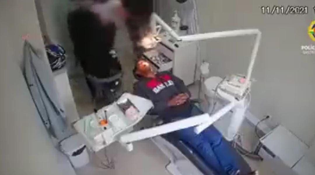 Video: Paciente somete a ladrones en consultorio; era un policía