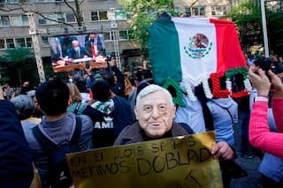 Detractores de AMLO aseguraron que “acarreados” en Nueva York recibieron 150 dólares