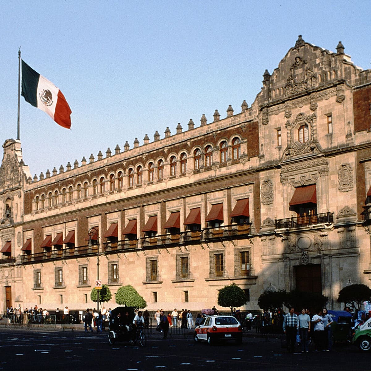 Empresa contratada para limpiar Palacio Nacional eludió el IMSS de afanadores