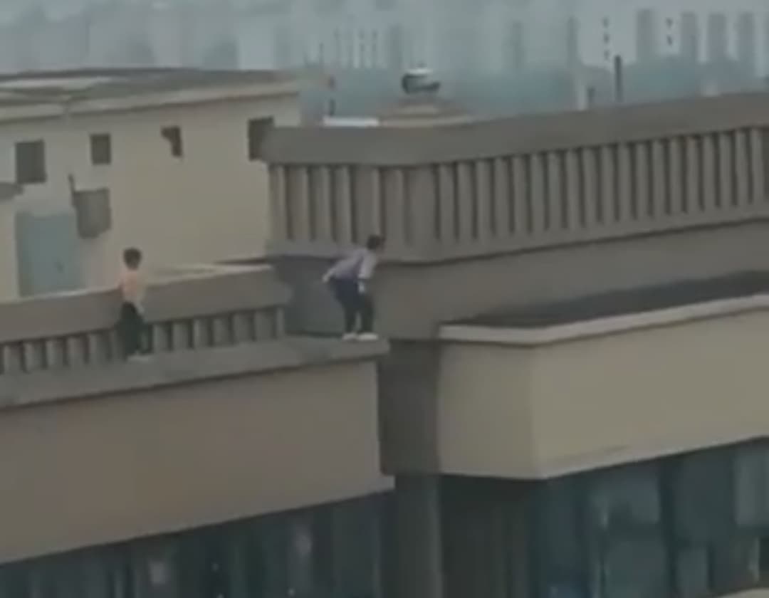 Captan en video a dos niños mientras practicaban saltos de parkour en un edificio de 27 pisos