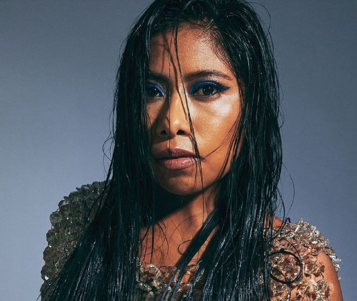 Posa Yalitza Aparicio en revista para hombres
