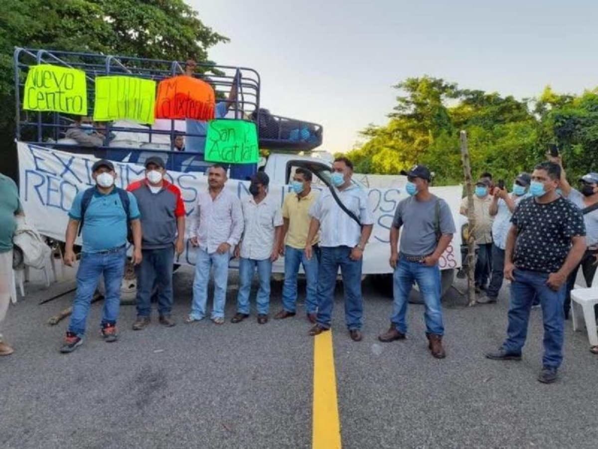 Pobladores de municipio oaxaqueño, amenazan con linchar a tesorero por dar cheque sin fondos