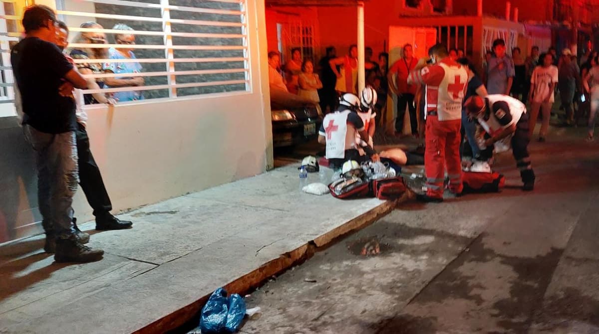 Niño cae en alcantarilla abierta de la CFE y muere electrocutado