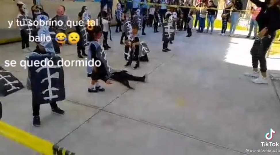 VIDEO VIRAL: Participa en bailable de Halloween y se queda dormido