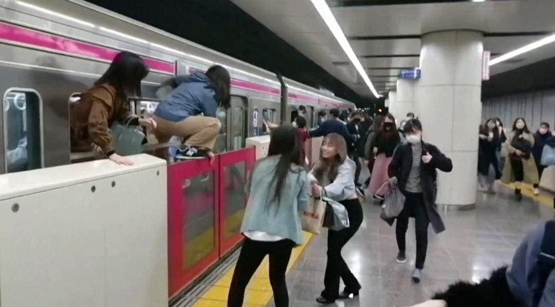 Video: Vestido como el Joker agrede a 17 pasajeros de tren en Japón