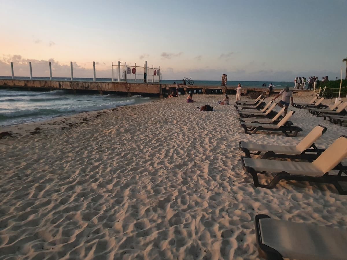 Hilton Playa del Carmen llena de camastros playa recuperada de la erosión