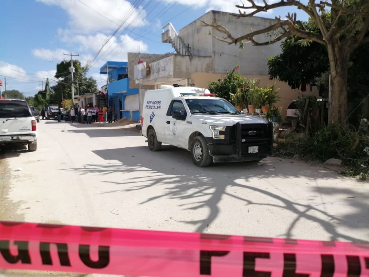 Sujeto muere electrocutado mientras podaba un árbol en Bonfil