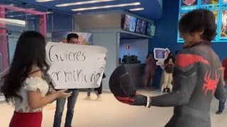 VIDEO VIRAL: Se le declara a su amiga disfrazado del Hombre Araña y ella lo rechaza