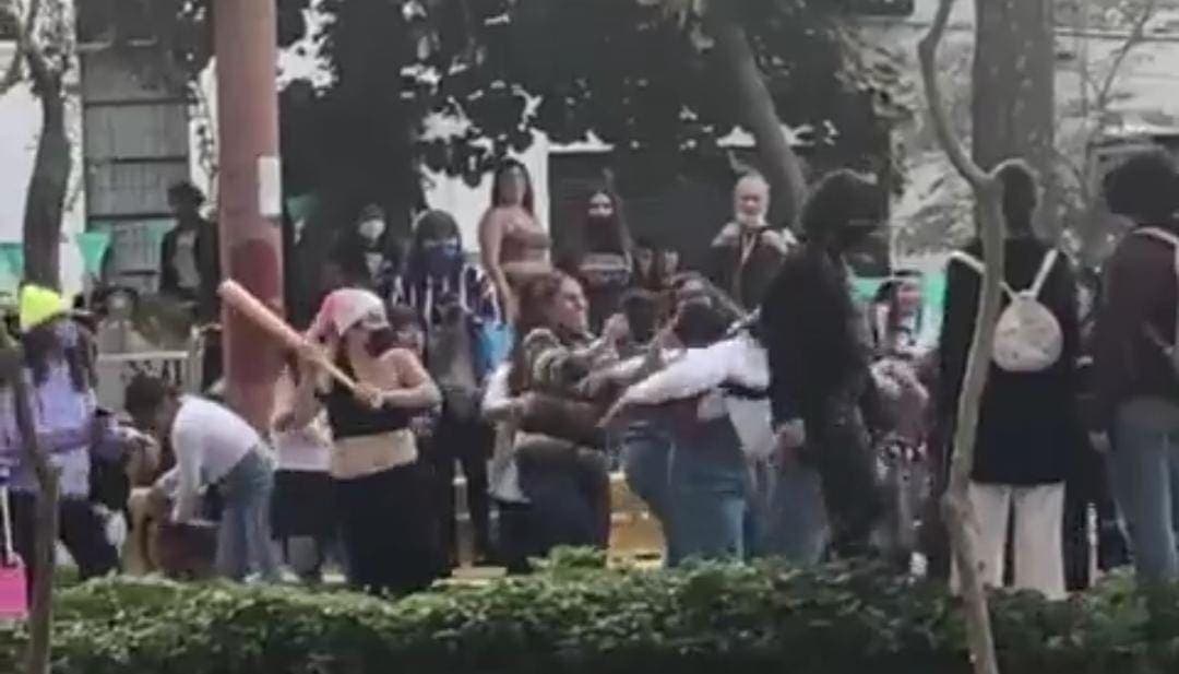 Video: Feministas agreden a hombre por pasar en zona 'exclusiva para mujeres'