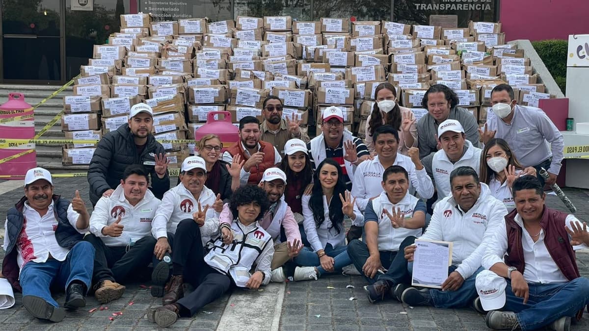 Agrupación entrega al INE otras 2 millones de firmas para consulta de revocación de mandato