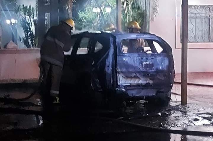 Incendian camioneta de la coordinadora de abasto del IMSS en Chetumal
