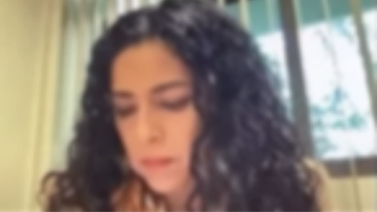 VIDEO: Profesora se molesta porque le dicen 'Miss' durante clase en línea