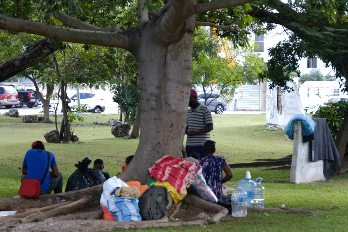 Haitianos acampan frente al INM en Cancún