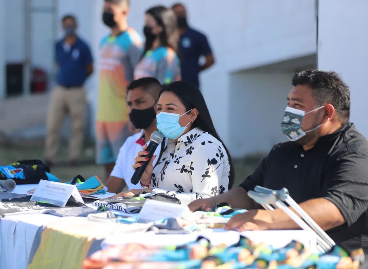 Entrega Blanca Merari Tziu uniformes a seleccionados que competirán en el Encuentro Nacional Deportivo Indígena 2021