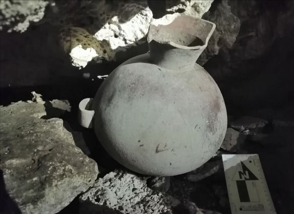 INAH recupera tres piezas arqueológicas mayas descubiertas en una cueva de Chemuyil, Quintana Roo