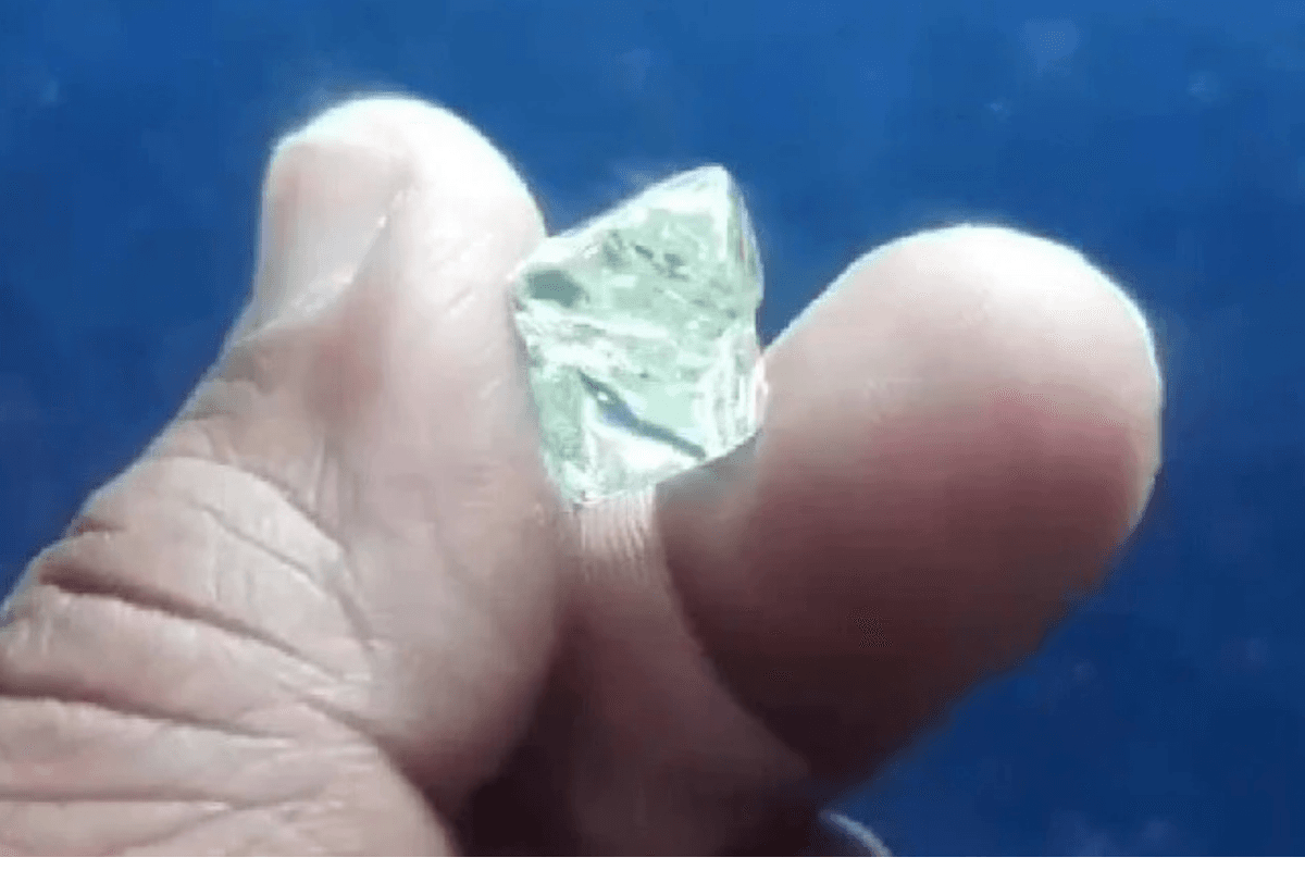Un agricultor se hace millonario tras desenterrar un diamante de 13 quilates