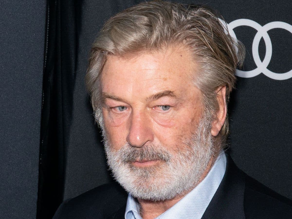 Alec Baldwin asegura que no sabe cómo llegó una bala real al set de "Rust"