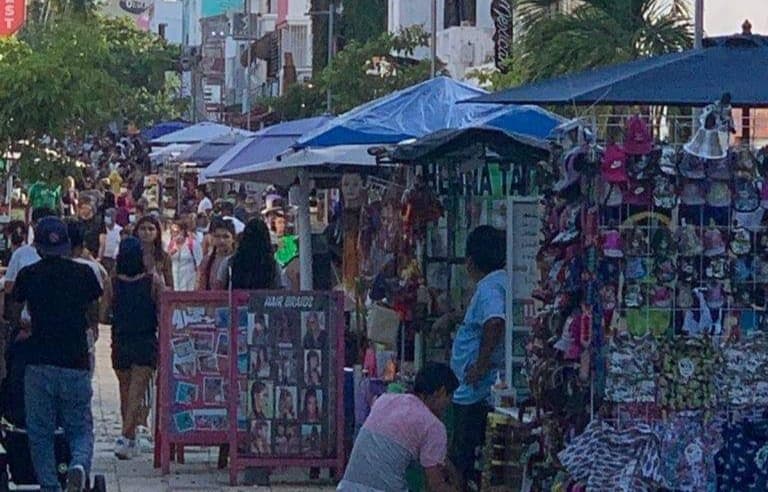 VIDEO: Barren con el ambulantaje en la Quinta Avenida, retiran los puestos