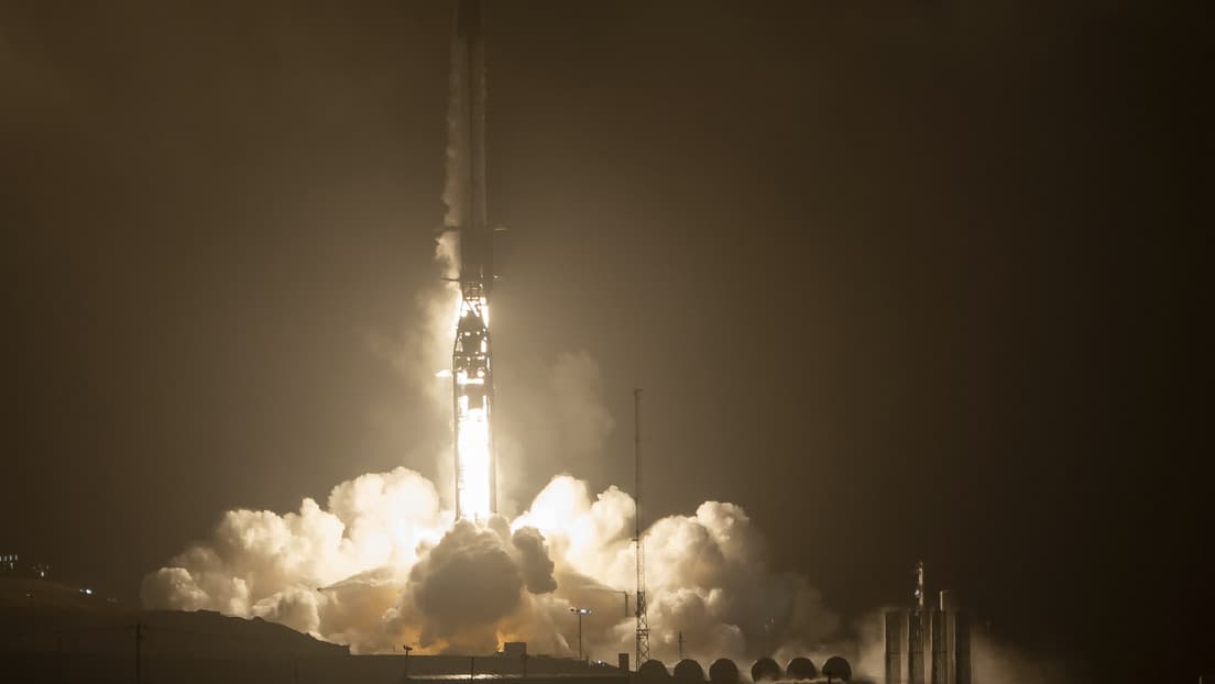 Desde la Estación Espacial de Cabo Cañaveral SpaceX lanza a la órbita su cohete Falcon 9