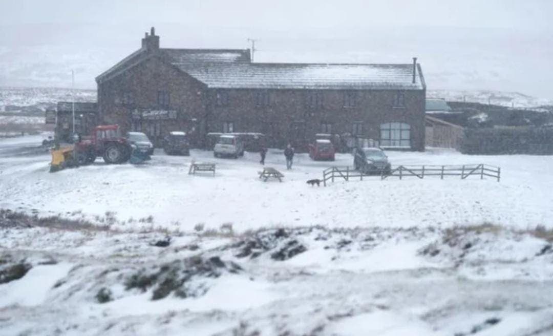 Quedan varios días encerrados por tormenta en un bar; hubo juegos y banda en vivo