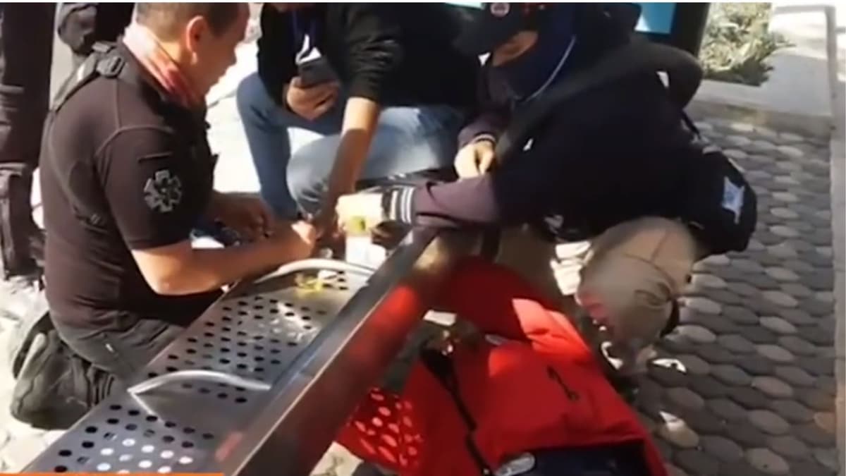 CDMX: Hombre se queda atorado luego de meter los dedos en una banca del Parabús