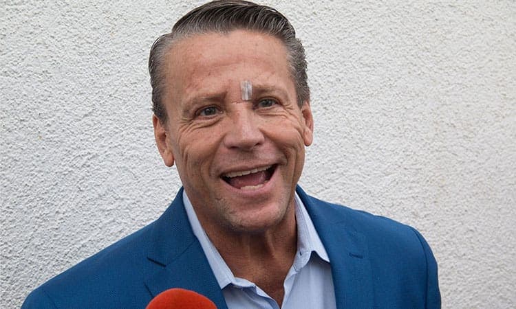 “Escucha nomás este cumbión”: se viraliza esta cumbia de Alfredo Adame tras pelea en la calle