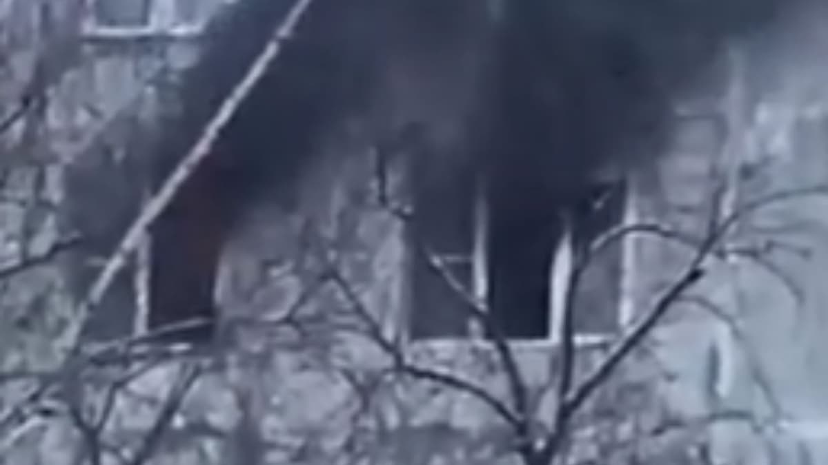 VIDEO: Jóvenes se arriesgan para salvar por una ventana a vecina de un departamento superior