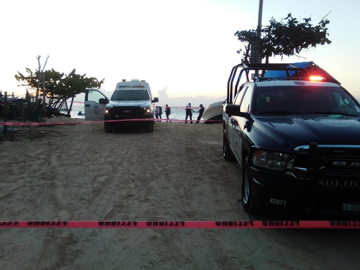 Hallan cuerpo de un hombre sobre la arena en Playa del Carmen