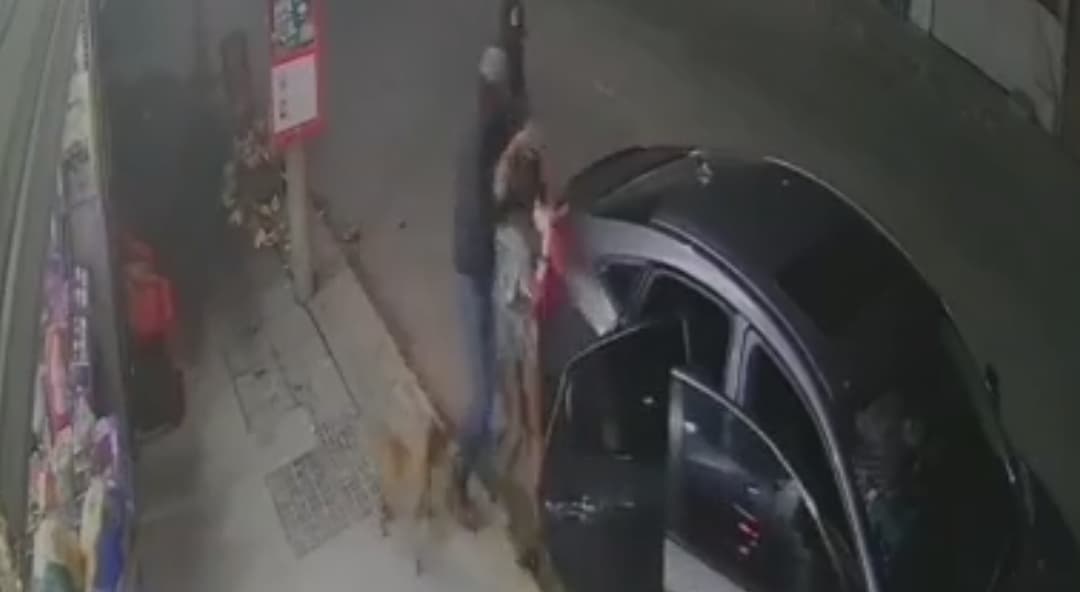 VIDEO: Grupo armado levanta a golpes a una mujer en Acapulco