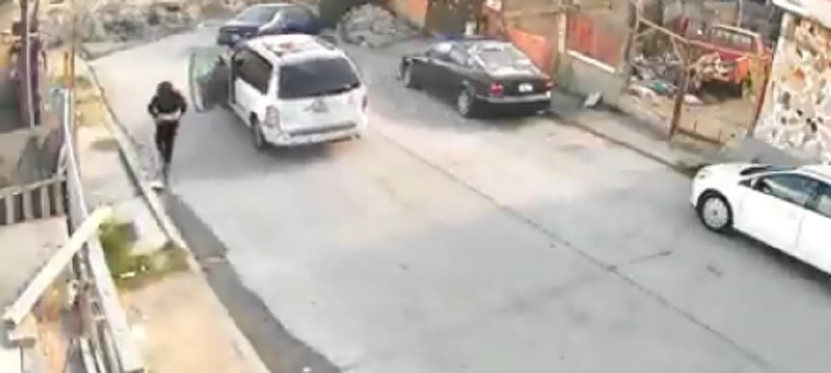 VIDEO: Camioneta cae a un canal después de que conductora la dejara encendida al bajarse