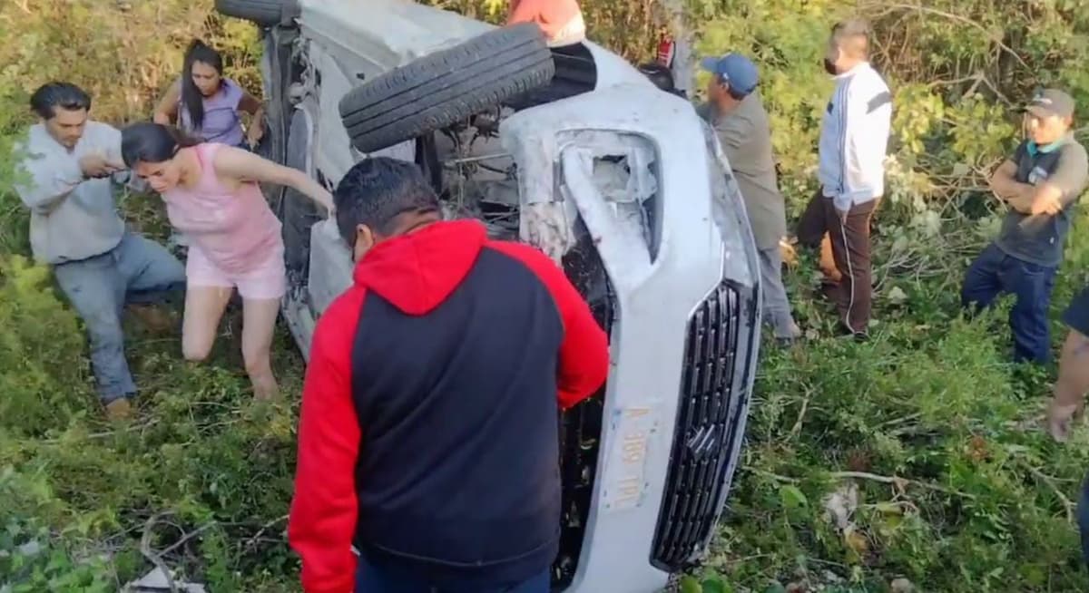 Peruanas que viajaban a Bacalar tienen aparatoso accidente