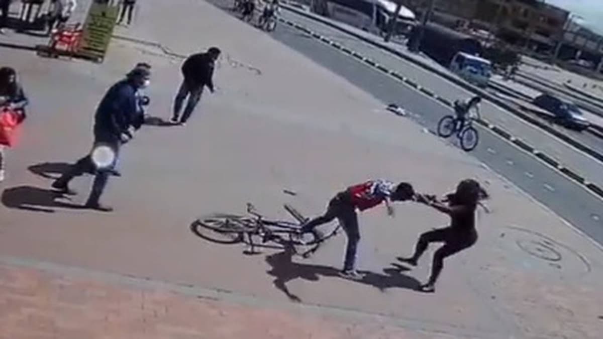VIDEO: Mujer persigue a ladrón, recupera su celular y le quita su bicicleta