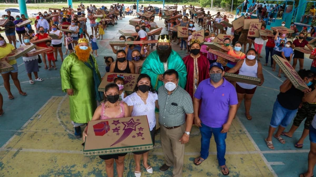 DIF Tulum entregó roscas de reyes en distintas zonas del municipio llevando alegrías