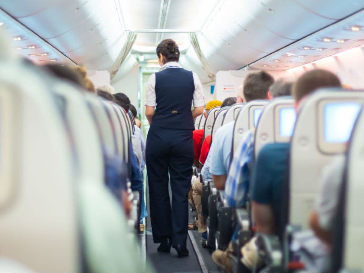 Descubre que una mujer tenía Covid-19 por "espiar" su celular durante un vuelo