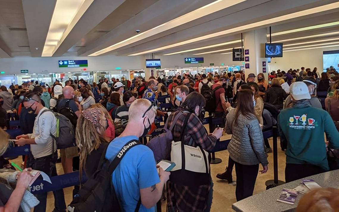 CAOS EN AEROPUERTO DE CANCÚN: Más de mil turistas varados por Aeroméxico
