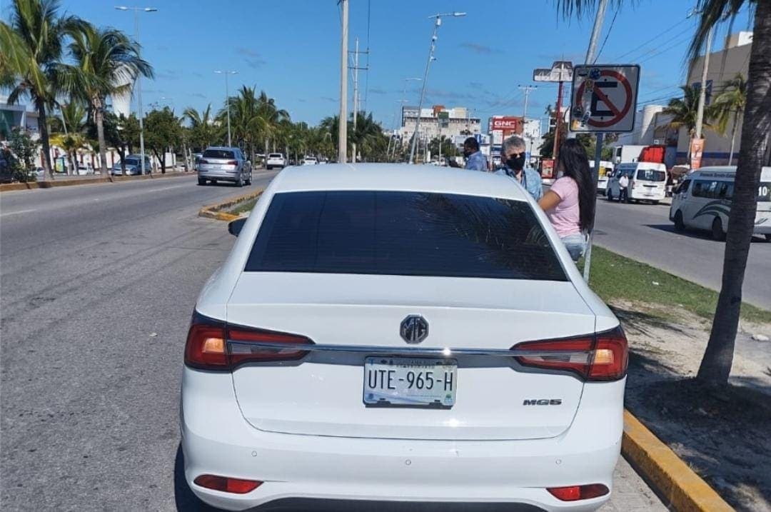 Atropellan a adulto mayor frente a plaza Las Américas de Cancún