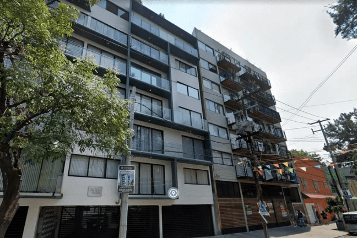 ¡Lamentable! Mujer pierde la vida al caer de un sexto piso tras discusión con su pareja